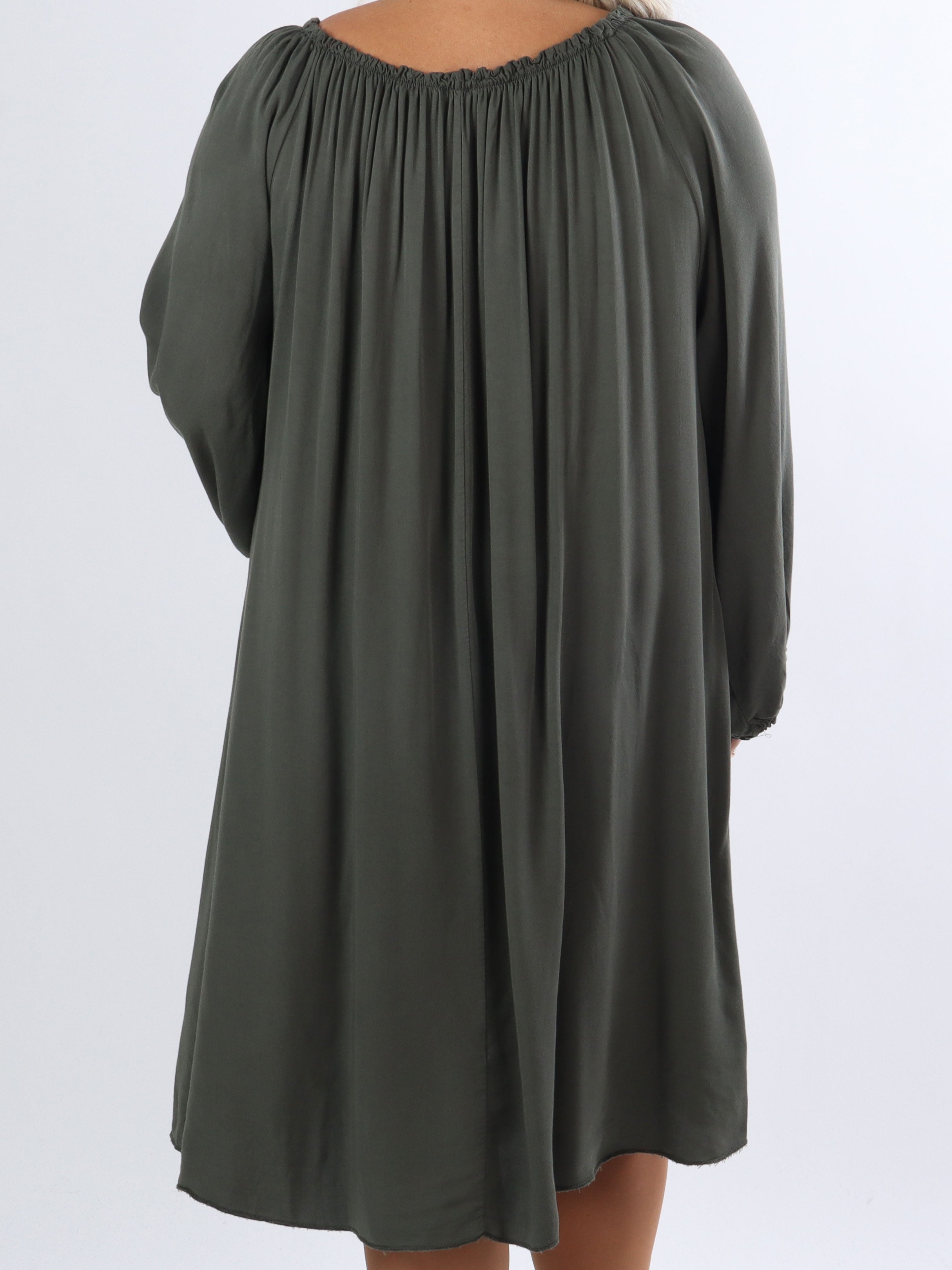 Nicole - Fin tunikakjole i plus size med bindebånd